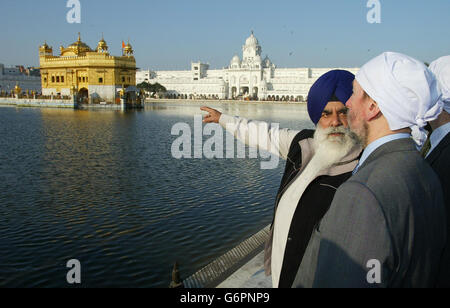 Innenminister David Blunkett wird der Goldene Tempel von Amritsar in Indiens Punjab Region von Manjit Singh gezeigt. Der Tempel ist die wichtigste Sikh heiligen Ort, aber offen für alle Religionen und die Szene einer blutigen Schlacht im Jahr 1984, in der Hunderte von Sikhs starb. Während des Besuchs beobachtete Herr Blunkett den traditionellen Sikh-Brauch, indem er seinen Kopf bedeckte. Stockfoto