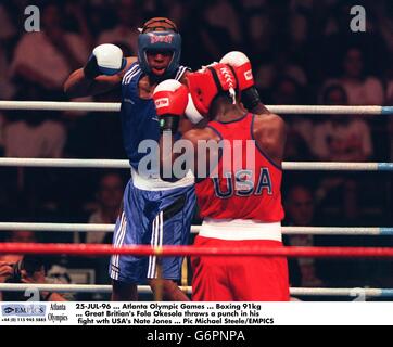 25-JUL-96, Atlanta Olympic Games, Boxing 91 kg, Great Britians Fola Okesola wirft einen Schlag in seinem Kampf mit Nate Jones der USA Stockfoto