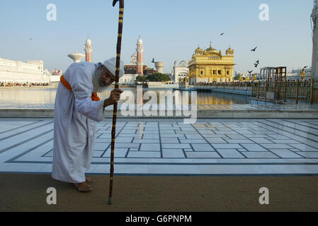 Ein Pilger macht langsam seinen Weg zum Goldenen Tempel Stockfoto