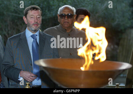 Innenminister David Blunkett wird das Denkmal in Jallianwala Bag in Amritsar gezeigt. Er besuchte auch den nahe gelegenen Goldenen Tempel in Indiens Punjab-Region. Der Tempel ist die wichtigste Sikh heiligen Ort, aber offen für alle Religionen und die Szene einer blutigen Schlacht im Jahr 1984, in der Hunderte von Sikhs starb. Stockfoto