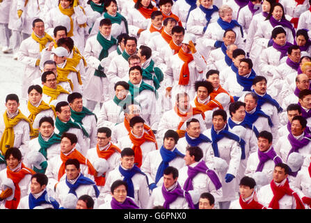 Team Japan marschieren bei der Eröffnungsfeier zu den Olympischen Winterspielen 1998, Nagano, Japan Stockfoto