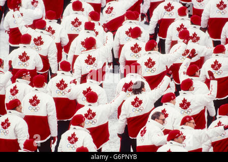 Team Kanada marschieren bei der Eröffnungsfeier zu den Olympischen Winterspielen 1998, Nagano, Japan Stockfoto