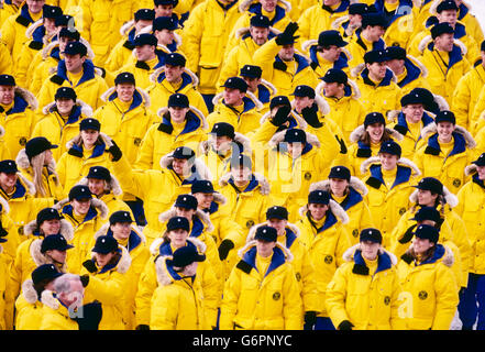 Team Schweden marschieren bei der Eröffnungsfeier zu den Olympischen Winterspielen 1998, Nagano, Japan Stockfoto