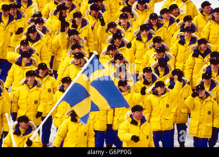 Team Schweden marschieren bei der Eröffnungsfeier zu den Olympischen Winterspielen 1998, Nagano, Japan Stockfoto