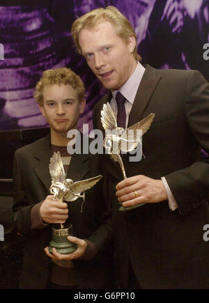 Schauspieler Paul Bettany (R), der den Preis für den besten Schauspieler für den Film Master and Commander: The Far Side of the World, mit dem Schauspieler Max Pirkis, der den Preis für den vielversprechendsten Newcomer im selben Film gewann, bei den Evening Standard Film Awards 2004, die im Savoy Hotel im Zentrum von London stattfinden. Stockfoto