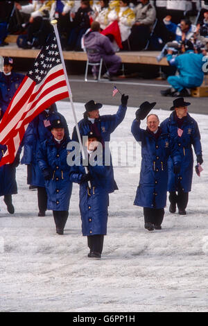 Eric Flaim führt Fahnenträger Team USA marschieren in der Eröffnungsfeier zu den Olympischen Winterspielen 1998, Nagano, Japan Stockfoto