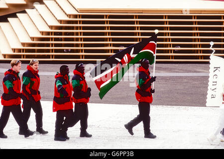 Team-Kenia marschieren bei der Eröffnungsfeier zu den Olympischen Winterspielen 1998, Nagano, Japan Stockfoto