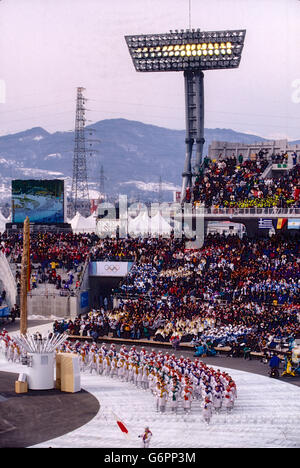 Team Japan marschieren bei der Eröffnungsfeier zu den Olympischen Winterspielen 1998, Nagano, Japan Stockfoto