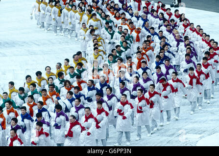 Team Japan marschieren bei der Eröffnungsfeier zu den Olympischen Winterspielen 1998, Nagano, Japan Stockfoto