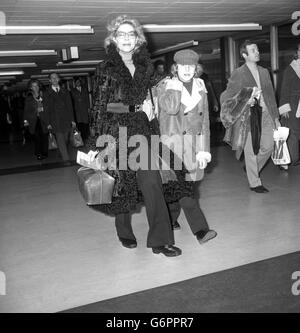 Die Schauspielerin Lauren Bacall mit ihrem 12-jährigen Sohn Sam am Flughafen Heathrow, wo sie Weihnachten nach Klosters flogen. Stockfoto