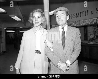 Die amerikanische Schauspielerin Lauren Bacall und der britische Schauspieler Kenneth More am Flughafen London. Sie flogen nach Indien, um Szenen für ihren Film North West Frontier zu drehen. Stockfoto