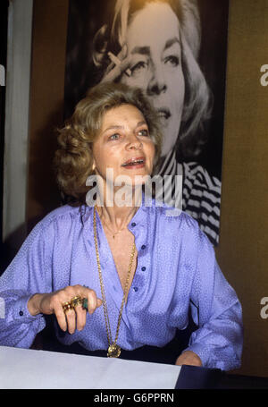 Die amerikanische Schauspielerin Lauren Bacall Autogramme ihres Buches "Lauren Bacall by Myself" in Liberty's Kaufhaus in London. Stockfoto