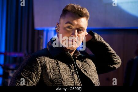 Sam Smith tritt beim Future Festival von BBC Radio 1 in den Maida Vale Studios in London auf, das Live-Musikevent zeigt Auftritte von Acts, die 2014 als solche aufgeführt wurden. Stockfoto