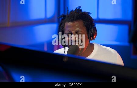 Sampha tritt beim Future Festival von BBC Radio 1 in den Maida Val Studios in London auf, bei dem Live-Musik-Event von Acts aufgeführt wird, die 2014 als solche aufgeführt wurden. Stockfoto