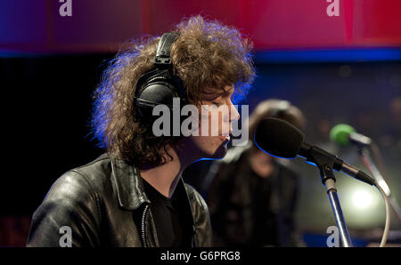 Benji Blakeway of Catfish and Bottlemen tritt beim Future Festival von BBC Radio 1 in den Maida Valen Studios in London auf. Die Live-Musikveranstaltung zeigt Auftritte von Acts, die 2014 als solche aufgeführt wurden. Stockfoto