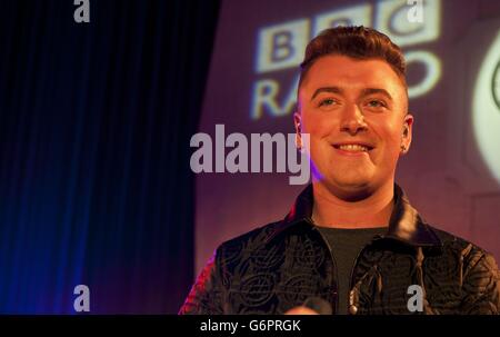 Sam Smith tritt beim Future Festival von BBC Radio 1 in den Maida Vale Studios in London auf, das Live-Musikevent zeigt Auftritte von Acts, die 2014 als solche aufgeführt wurden. Stockfoto