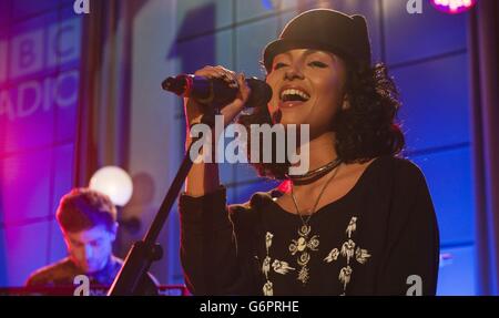 Liv tritt mit Gorgon City beim Future Festival von BBC Radio 1 in den Maida Val Studios in London auf, die Live-Musikveranstaltung zeigt Auftritte von Acts, die 2014 als solche aufgeführt wurden. Stockfoto