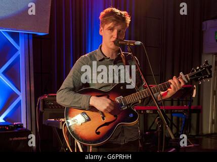 George Ezra tritt beim Future Festival von BBC Radio 1 in den Maida-Wale-Studios in London auf, die Live-Musikveranstaltung zeigt Auftritte von Acts, die 2014 als solche aufgeführt wurden. Stockfoto