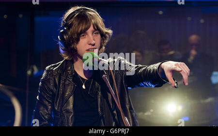 Van McCann von Catfish and Bottlemen tritt beim Future Festival von BBC Radio 1 in den Maida Valen Studios in London auf. Die Live-Musikveranstaltung zeigt Auftritte von Acts, die 2014 als solche aufgeführt wurden. Stockfoto