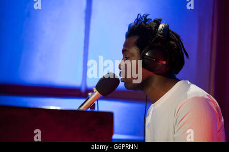 Sampha tritt beim Future Festival von BBC Radio 1 in den Maida Val Studios in London auf, bei dem Live-Musik-Event von Acts aufgeführt wird, die 2014 als solche aufgeführt wurden. Stockfoto