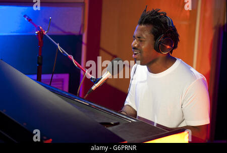 Sampha tritt beim Future Festival von BBC Radio 1 in den Maida Val Studios in London auf, bei dem Live-Musik-Event von Acts aufgeführt wird, die 2014 als solche aufgeführt wurden. Stockfoto