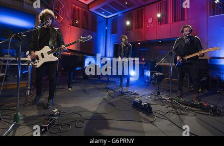 Catfish und Bottlemen treten beim Future Festival von BBC Radio 1 in den Maida-Wal-Studios in London auf. Die Live-Musikveranstaltung zeigt Auftritte von Acts, die 2014 als solche aufgeführt wurden. Stockfoto