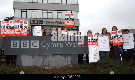 Mitarbeiter von BBC Cymru Wales protestieren vor ihrem Gebäude in Cardiff. Vor den Büros und Studios der BBC in ganz Großbritannien sollten Demonstrationen abgehalten werden, um jeden Versuch, die Unabhängigkeit der Organisation zu schwächen, anzufechten. Stockfoto