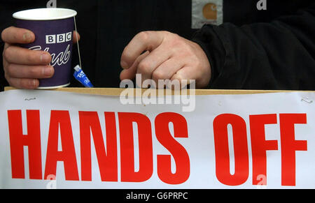 BBC-Arbeiter auf den Straßen vor dem Television Center in Wood Lane, West London, um gegen "Angriffe" auf das Unternehmen nach dem Hutton-Bericht zu demonstrieren. Hunderte von BBC-Journalisten, Technikern und anderen Mitarbeitern begannen einen landesweiten Protest zur Unterstützung des Unternehmens. Viele waren auch wütend über den Rücktritt des ehemaligen Generaldirektors Greg Dyke, der letzte Woche nach den Ergebnissen des Berichts aus dem Unternehmen ausscheide. Stockfoto