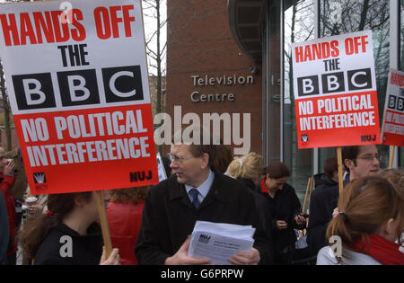 BBC-Arbeiter auf den Straßen vor dem Television Center in Wood Lane, West London, um gegen "Angriffe" auf das Unternehmen nach dem Hutton-Bericht zu demonstrieren. Hunderte von BBC-Journalisten, Technikern und anderen Mitarbeitern begannen einen landesweiten Protest zur Unterstützung des Unternehmens. Viele waren auch wütend über den Rücktritt des ehemaligen Generaldirektors Greg Dyke, der letzte Woche nach den Ergebnissen des Berichts aus dem Unternehmen ausscheide. Stockfoto