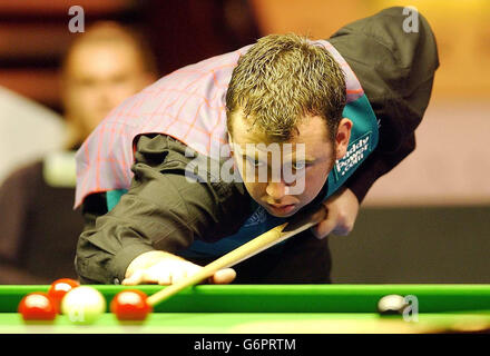 Mark Williams aus Wales am Tisch spielt gegen Paul Hunter aus England während des Masters Snooker im Wembley Conference Center Quarter Finals. Stockfoto