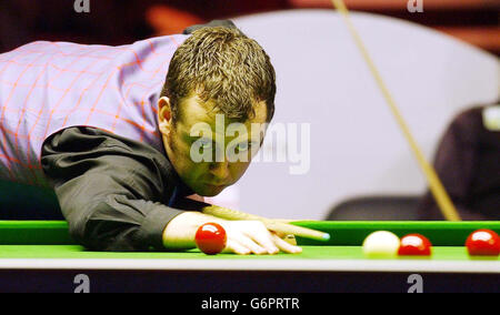 Mark Williams aus Wales am Tisch spielt gegen Paul Hunter aus England während des Masters Snooker im Wembley Conference Center Quarter Finals. Stockfoto