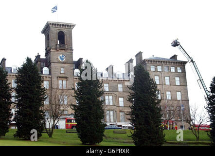 Feuerwehrleute bekämpfen einen Brand, der vermutlich im dritten Stock des historischen Dunblane Hydro in Stirlingshire ausgebrochen ist. Der Brand, der sich rasch auf den vierten Stock ausbreitete, hat sich möglicherweise auch auf das Dach des Hotels mit 209 Zimmern ausgebreitet, das zu den bekanntesten Zufluchtsorten Schottlands gehört. Die Central Scotland Fire Brigade bestätigte, dass bei dem Brand niemand verletzt worden war. Stockfoto