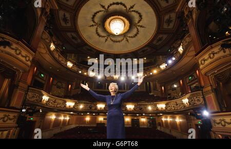 Die Schauspielerin Dame Angela Lansbury auf der Bühne während einer Fotoserie im Gielgud Theatre im Zentrum von London, wo sie die Rolle der Madame Arcati in einer neuen Produktion von „Blithe Spirit“ spielen wird, ihrer ersten Rolle im West End seit fast 40 Jahren. Stockfoto