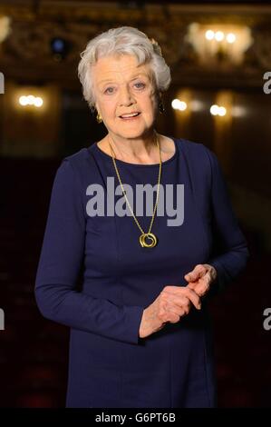 Die Schauspielerin Dame Angela Lansbury auf der Bühne während einer Fotoserie im Gielgud Theatre im Zentrum von London, wo sie die Rolle der Madame Arcati in einer neuen Produktion von „Blithe Spirit“ spielen wird, ihrer ersten Rolle im West End seit fast 40 Jahren. Stockfoto