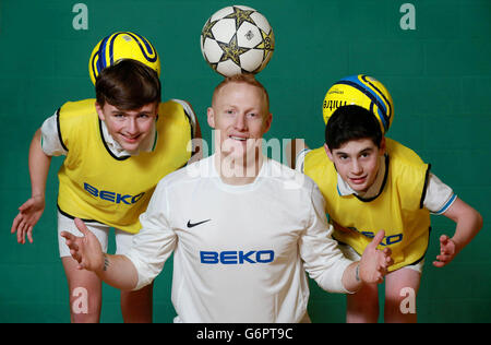 Der Weltmeister Dan Magness startet die Beko Keepy-Uppy Challenge an der Bournemouth School in Bournemouth, Dorset, mit den Schülern Harrison, 13, (links) und Daniel, 12, (rechts), als Beko - der offizielle Partner für Heimgeräte des FA Cup - Gemeinden in ganz Großbritannien ermutigt, aktiv zu werden. Stockfoto