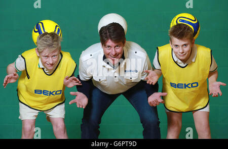 Darren Anderton, ehemaliger englischer Fußballspieler, startet die Beko Keepy-Uppy Challenge an der Bournemouth School in Bournemouth, Dorset, mit Schülern Ben im Alter von 13 (links) und Jude im Alter von 12 (rechts), als Beko & ETH; der offizielle Home Appliance Partner des FA Cup & ETH; ermutigt Gemeinden in ganz Großbritannien aktiv zu werden. Stockfoto