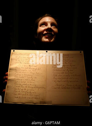 Ciara McDermott hält ein handschriftliches Gedicht von Robert Burns, bevor es im Besucherzentrum der National Library of Scotland in Edinburgh ausgestellt wird. Stockfoto