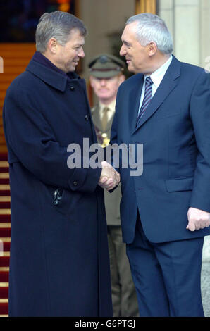 Der irische Premierminister Bertie Ahern begrüßt den norwegischen Premierminister Kjell Magne Bondevik (links) vor den Regierungsgebäuden in Dublin. Stockfoto