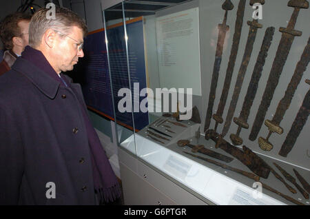 Der norwegische Premierminister Kjell Magne Bondevik (zweite links) studiert eine Sammlung von Wikingerschwertern im National Museum of Ireland, Dublin. Bondevik war später mit dem irischen Premierminister Bertie Ahern in Regierungsgebäuden zusammenkommen. Stockfoto