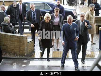 Der Prinz von Wales und die Herzogin von Cornwall treffen Mitarbeiter während ihres Besuchs im Kings College Hospital im Zentrum von London, wo sie den hohen Standard der Krankenpflegeausbildung und das King's Volunteer Program hervorheben. Stockfoto