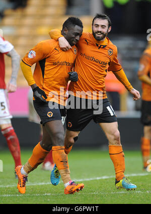 Fußball - Sky Bet League One - Wolverhampton Wanderers gegen Bristol City - Molineux Stadium. Nouha Dicko von Wolverhampton Wanderers (links) feiert sein zweites Tor mit seinem Teamkollegen Jack Price (rechts) Stockfoto