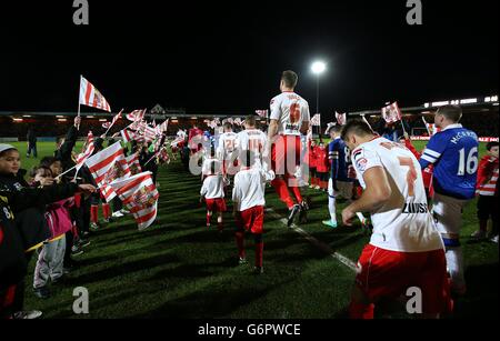 Stevenage- und Everton-Spieler machen sich vor dem Anpfiff auf den Platz Stockfoto