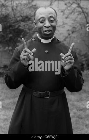 Der Bischof von Croydon, der rechte Reverend Wilfred Wood, der einzige schwarze Bischof der Kirche von England. Stockfoto