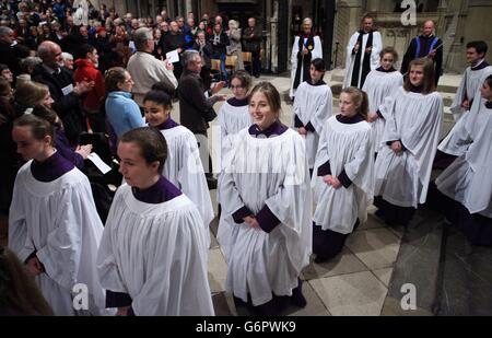 Die Mitglieder des Canterbury Cathedral Girls Choir verlassen die Kathedrale nach ihrer ersten Aufführung während Evensong in der Canterbury Cathedral, Kent. Stockfoto