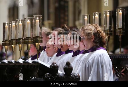 Mitglieder des Canterbury Cathedral Girls Choir singen in ihrem ersten Auftritt bei Evensong in der Canterbury Cathedral, Kent. Stockfoto