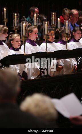 Mitglieder des Canterbury Cathedral Girls Choir singen in ihrem ersten Auftritt bei Evensong in der Canterbury Cathedral, Kent. Stockfoto