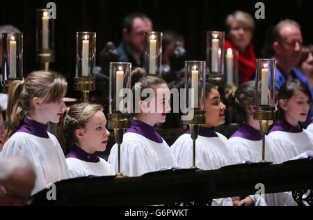 Mitglieder des Canterbury Cathedral Girls Choir singen in ihrem ersten Auftritt bei Evensong in der Canterbury Cathedral, Kent. Stockfoto