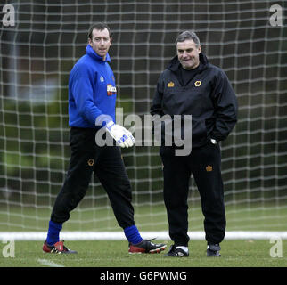 Wolfves' Manager Dave Jones (rechts) sieht sich das Training mit dem neuen Torwart Paul Jones während des Trainings in Wolverhampton an, bevor sie morgen in der Elland Road gegen Leeds ihr Premiership-Spiel antreten. Stockfoto