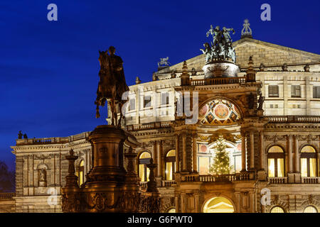 Semperoper mit Panther-Quadriga und Weihnachtsbaum mit der Vorderseite des König - Johann - Denkmal, Dresden, Deutschland, Sachsen, Sa Stockfoto