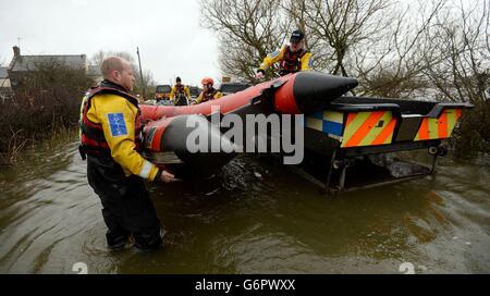 Mitglieder der Unterwasser-Sucheinheit der Polizei von Avon und Somerset bereiten eine RIB in der Nähe des Dorfes Langport vor, damit sie in das Dorf Muchelney in Somerset gehen können, um den Bewohnern der Stadt, die aufgrund der hohen Überschwemmungsgewässer in Somerset isoliert wurden, Unterstützung zu bieten Ebenen. Stockfoto